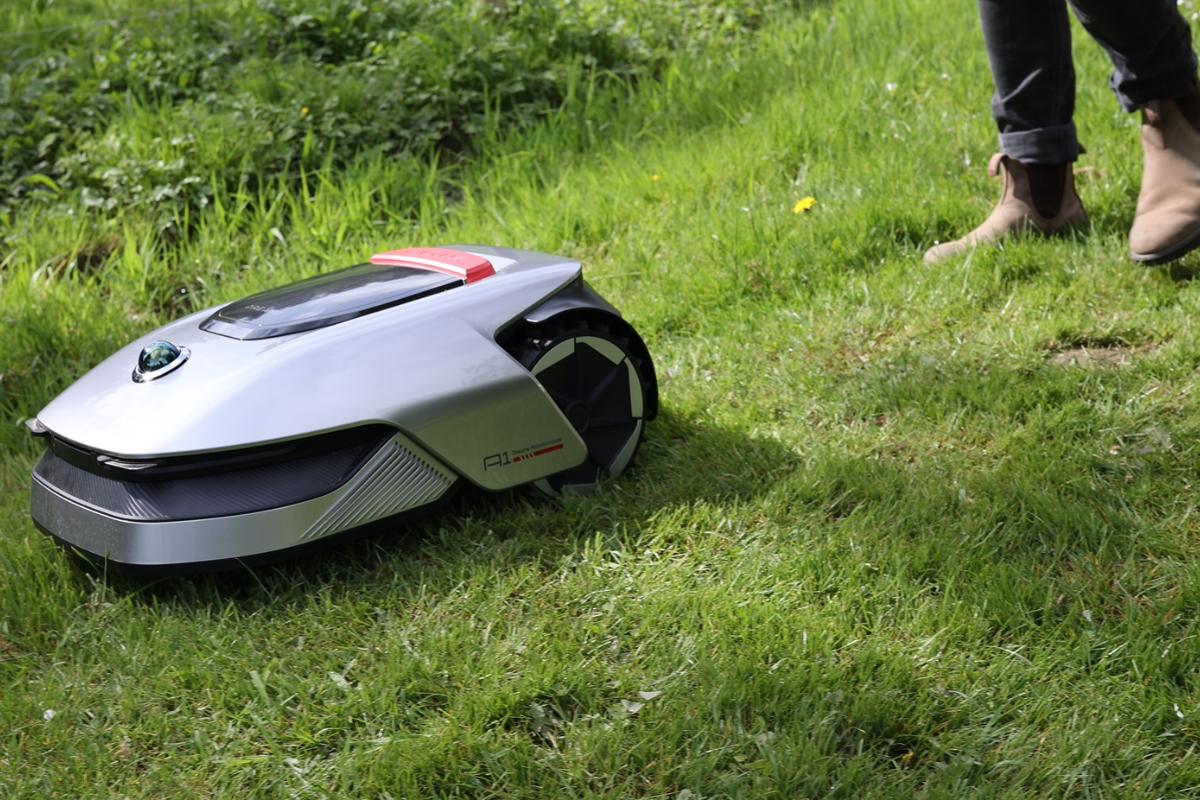 Smart-Home-Fox Experte läuft im Test hinter dem Dreame A1 Mähroboter und kartiert den Garten.